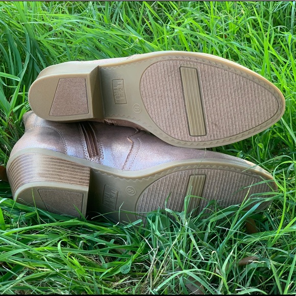 Women’s Metallic Fashion Style Western Boots Shoe - Picture 2 of 14